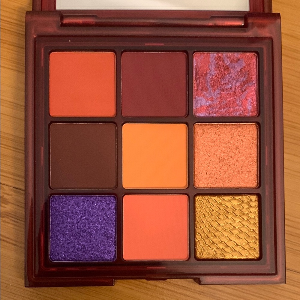 Huda Beauty Wild Chameleon Eyeshadow Palette